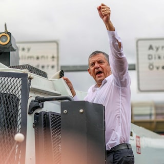 Turkse politie bestormt hoofdkwartier oppositie en verwijdert CHP-kopstuk Özel