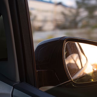 Waarom heeft je auto wel een sensor voor de kofferbak, maar niet voor je kind op de achterbank?