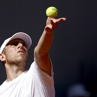 Tallon Griekspoor braakt in de hitte op Roland Garros, verknalt de derde set en verliest alweer in de eerste ronde