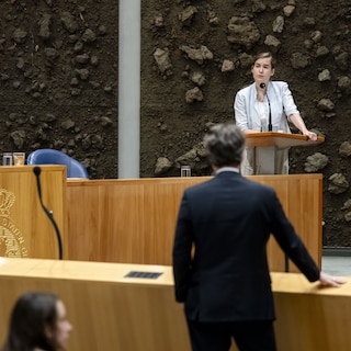 Regeringspartijen beloven: geen zaken met partijen die geweld goedpraten of de omvolkingstheorie verspreiden
