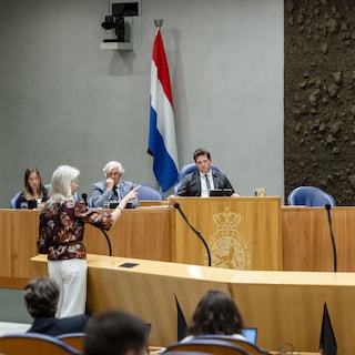 Staatscommissie roept politici op: reageer niet terughoudend