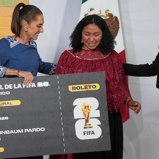 Mexicaanse president geeft na verkiezing ticket voor openingswedstrijd aan inheemse voetbalster
