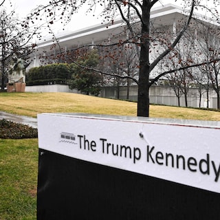 Trump geeft bestuur Kennedy Center op na beslissing rechter dat zijn naam van de gevel moet