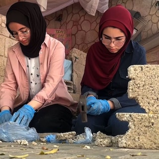 Tala (17) en Rafah (15) zagen het puin van hun huis in Gaza en dachten: kunnen we daar geen bakstenen van maken?