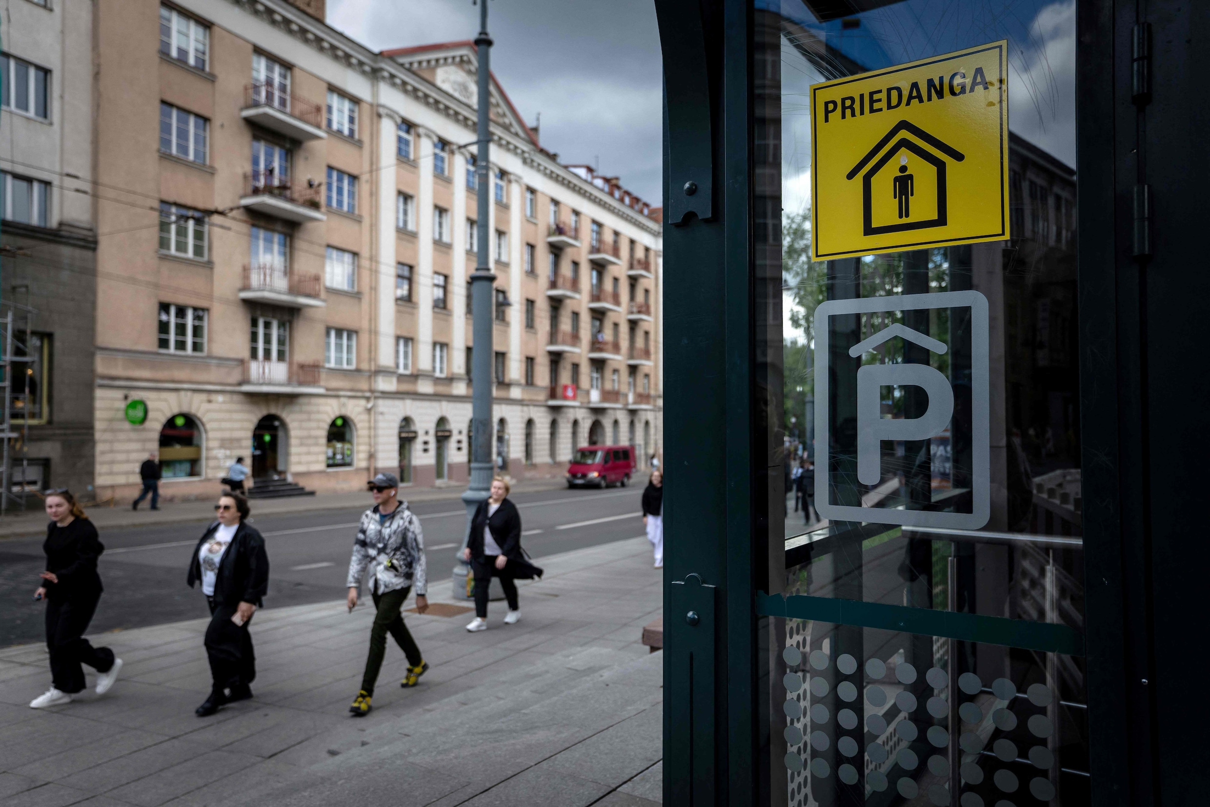 De ingang van een ondergrondse parkeergarage in Vilnius, die is aangemerkt als schuilkelder.