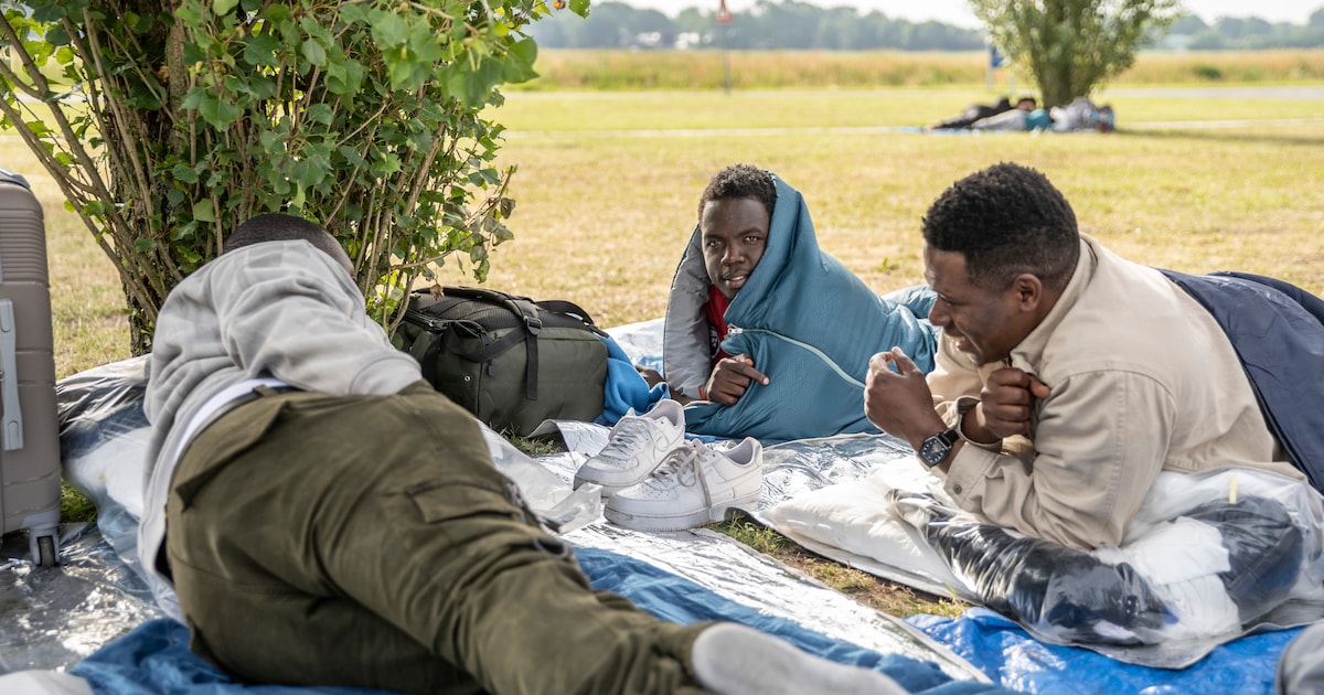 24 uur op het gras voor Ter Apel, waar jonge mannen noodgedwongen buiten wachten. Wie zijn zij?