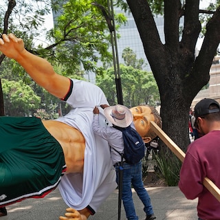 Stakende Mexicaanse leraren vernielen WK-symbolen en dreigen toernooi te verstoren