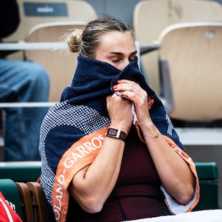 Favoriet Sabalenka uitgeschakeld op tennistoernooi Roland Garros na ineenstorting in derde set: ‘Een heel diep, duister gat’