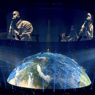 Ye in het Gelredome: een draaikolk van basfrequenties zonder