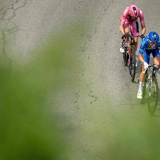 Vollering wint Giro Donne na inhaalrace en voltooit zo trilo
