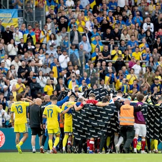 Christian Eriksen zakt weer in elkaar op het veld, maakt het
