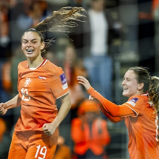 Voetbalsters winnen van Polen, maar dat is niet vo