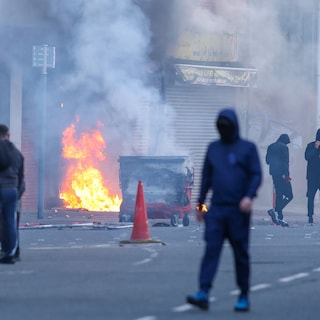 Grimmige anti-immigratierellen in Belfast na steekpartij, hu