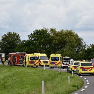 Auto botst in Zeeland op groep kinderen op schoolkamp: twee 