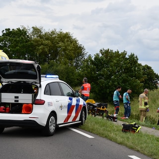 Auto botst in Zeeland op groep kinderen op schoolk
