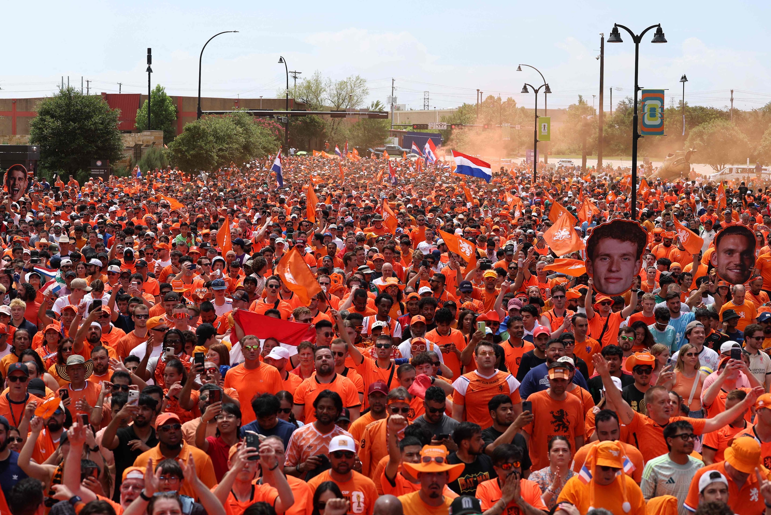 Het Oranjelegioen in Dallas, voorafgaand aan de wedstrijd tegen Japan.