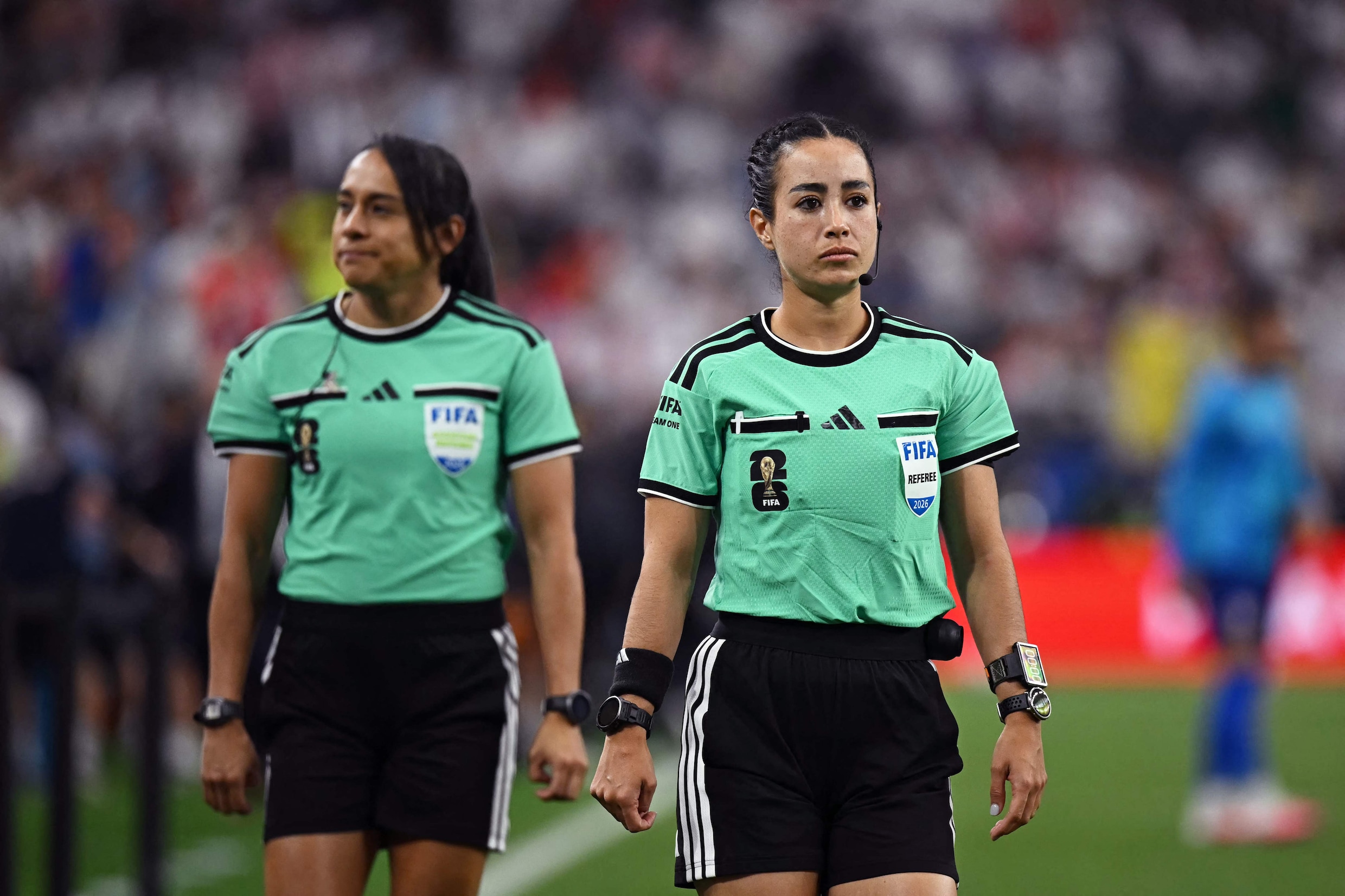 Katia Garcia in overleg met de arbitrage