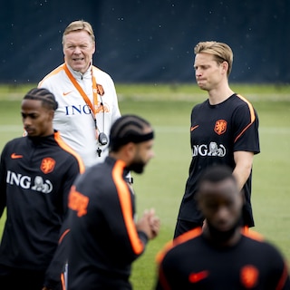 Koeman zelfkritisch over wissels tegen Japan, lichte blessure De Jong voor duel met Zweden