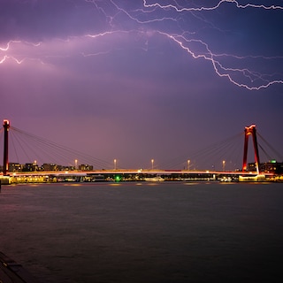 Tropisch onweer boven Nederland levert, naast overlast en tragiek, ook spektakel op
