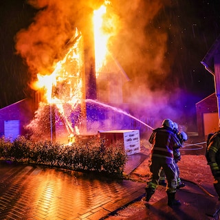 Treinverkeer verstoord op gang door bomen op het spoor