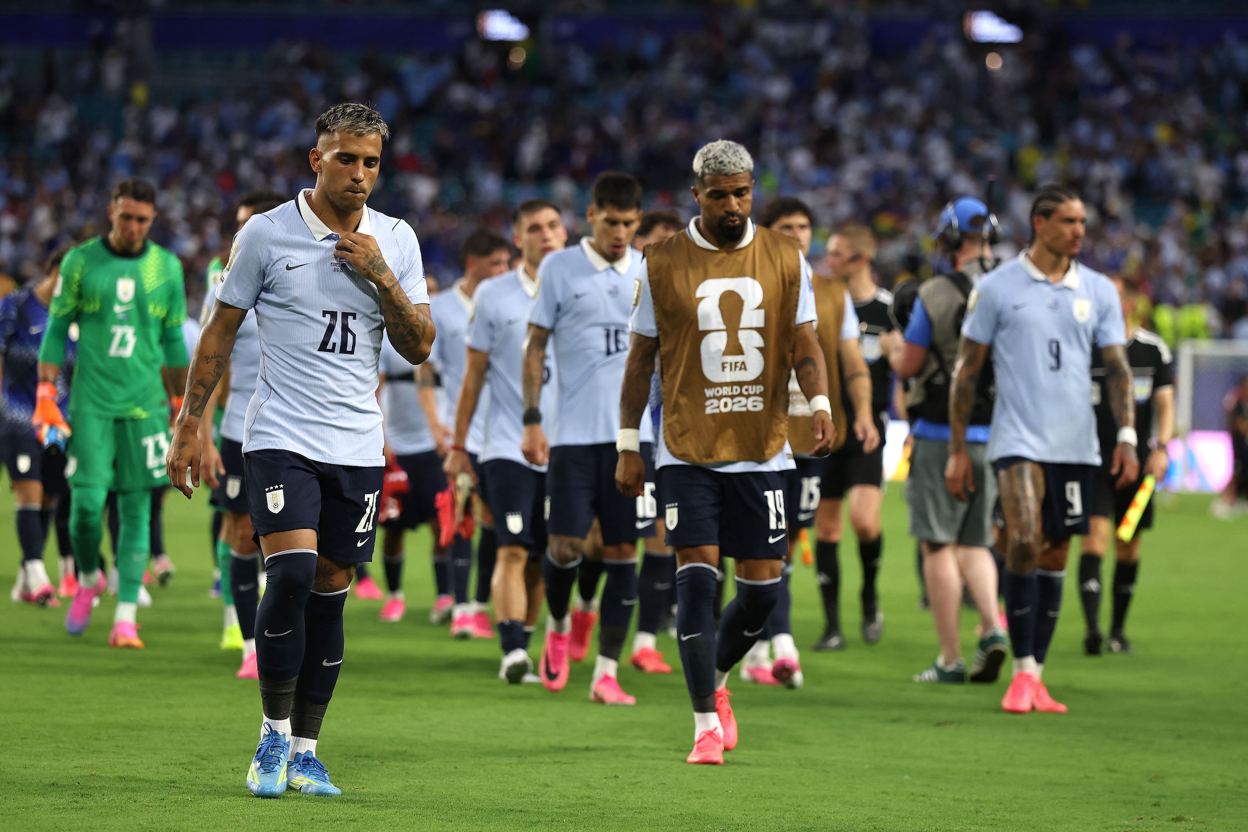 Uruguay verlaat zwaar teleurgesteld het veld na het gelijkspel tegen Kaapverdië.