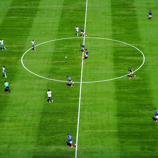 Voetballers kopiëren een merkwaardige aftrap van elkaar: ze geven de bal aan de tegenstander