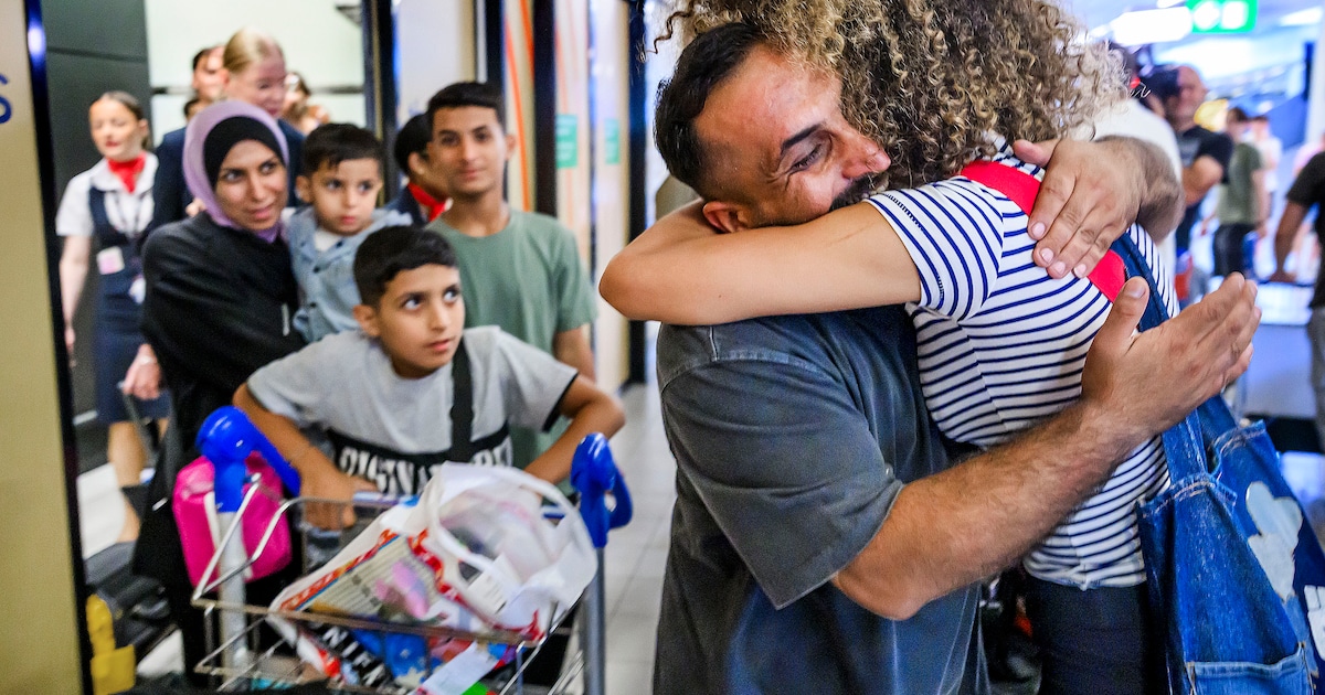 Studenten en kennismigranten uit Gaza geland op Schiphol: ‘Alles is kapot, maar voor ons is er nu we