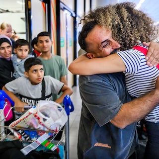 Studenten en kennismigranten uit Gaza geland op Schiphol: Alles is kapot, maar voor ons is er nu weer kans op leven