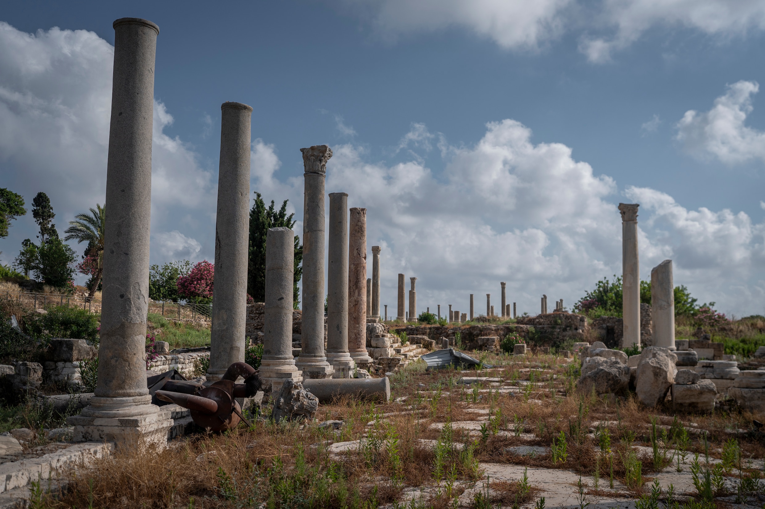Een deel van een generator die tijdens een Israëlische aanval explodeerde, is te zien bij een ruïne in Tyrus. Een van de oude zuilen raakte gedeeltelijk beschadigd. 