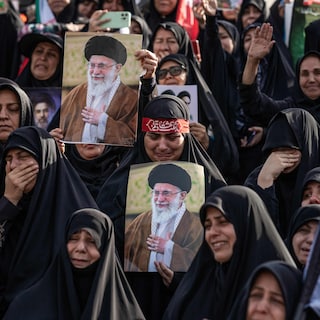 Dagenlange uitvaart Khamenei begonnen, onzeker of zoon durft te verschijnen