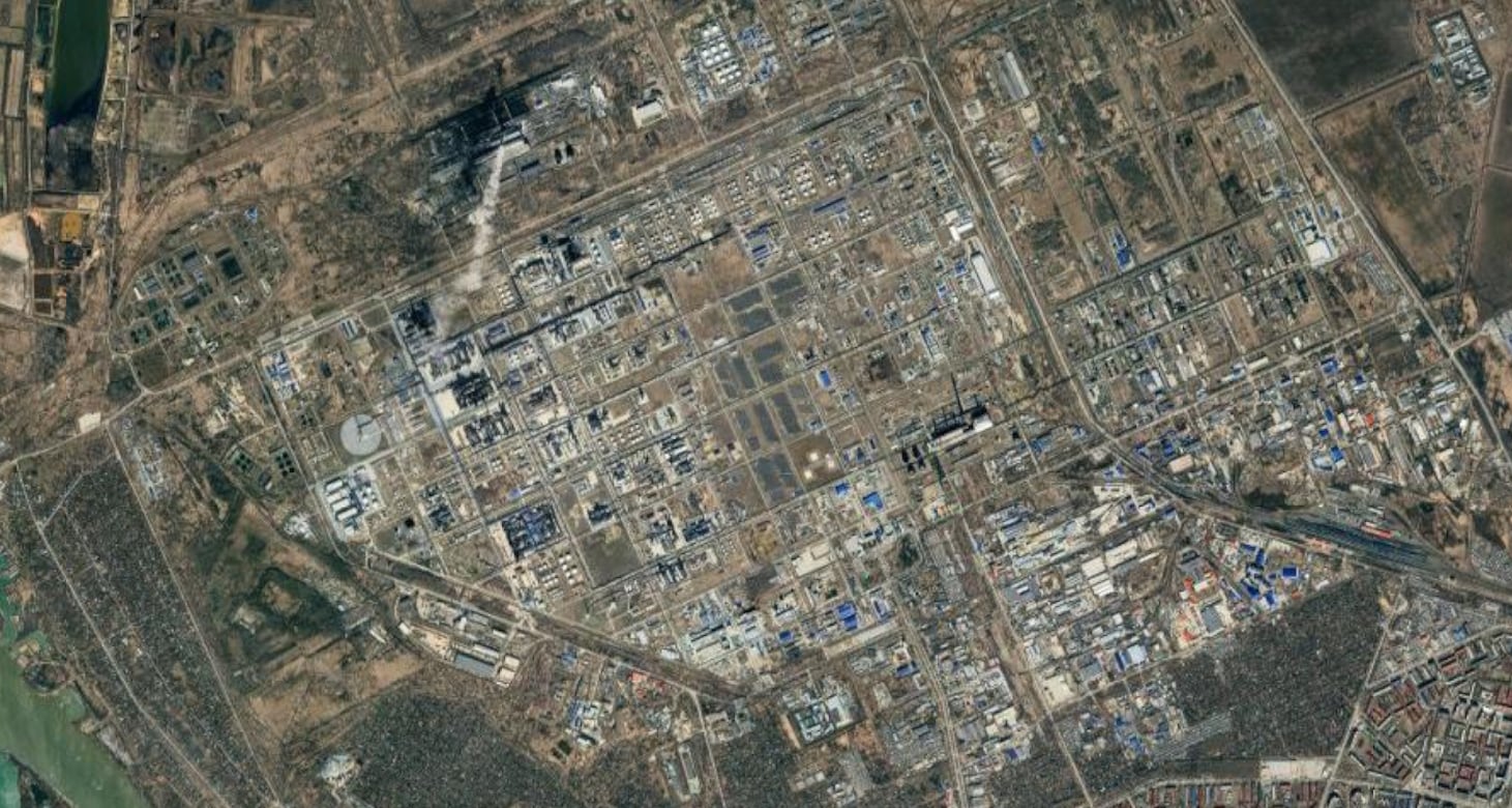 Satellietbeeld van de raffinaderij in Omsk. 