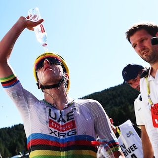 Kritiek op koersen bij 40 graden, maar Mads Pedersen weet in de Tour de hitte te trotseren