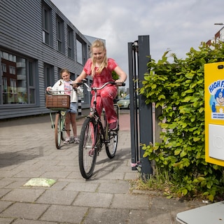 Nearest primary school usually within a kilometer, Drenthe children travel furthest