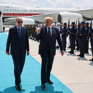 Trump maakt tussenstop in VK om daar zijn omstreden nieuwe Air Force One te laten zien