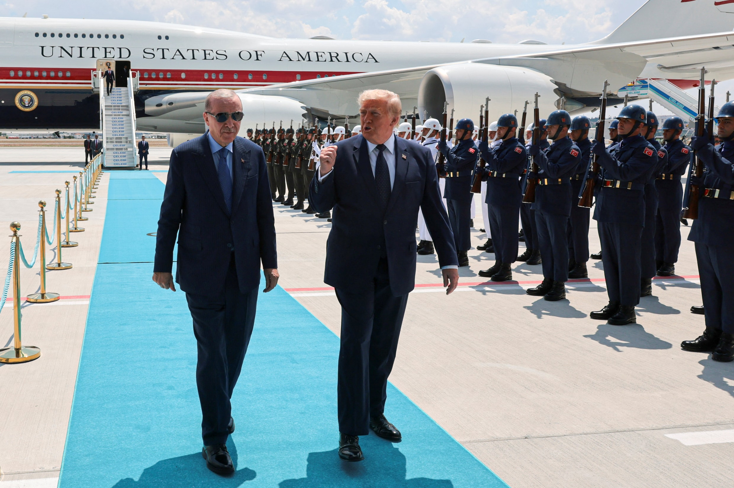 De Amerikaanse president Donald Trump naast de Turkse president Recep Tayyip Erdoğan met de Air Force One in de achtergrond, 7 juli.