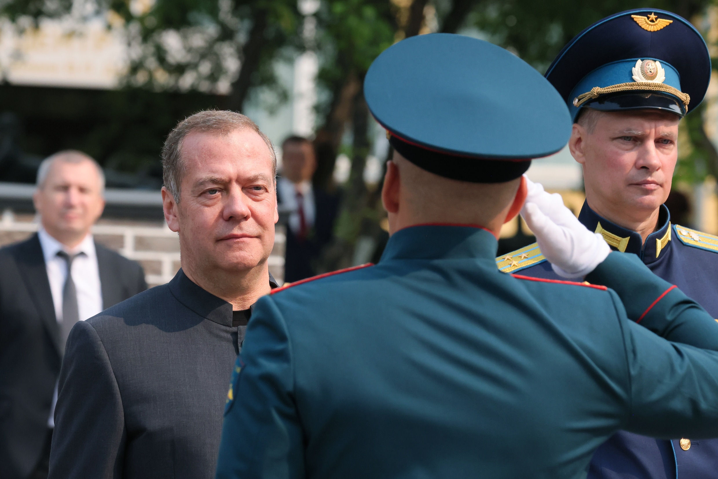 Oud-president en huidig vicevoorzitter van de Russische Veiligheidsraad Dmitri Medvedev (links) tijdens een bevorderingsceremonie van kadetten in Krasnoyarsk eerder deze maand.