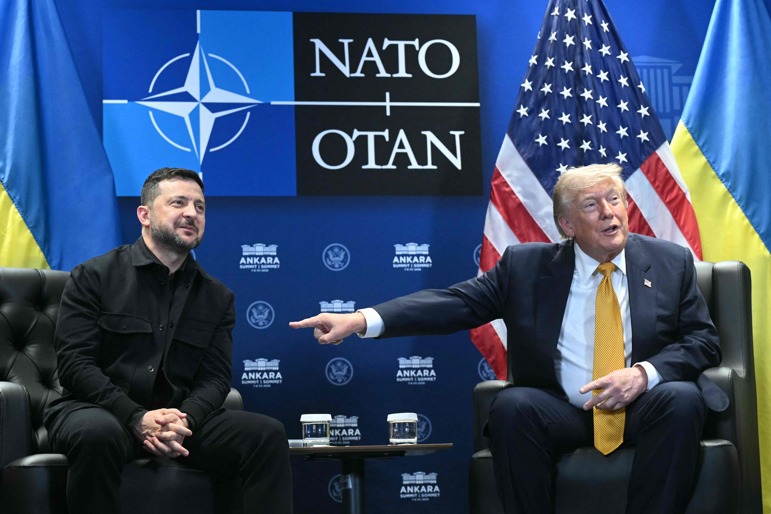 De Oekraïense president Volodymyr Zelensky (links) en Donald Trump op de Navo-top in juli.