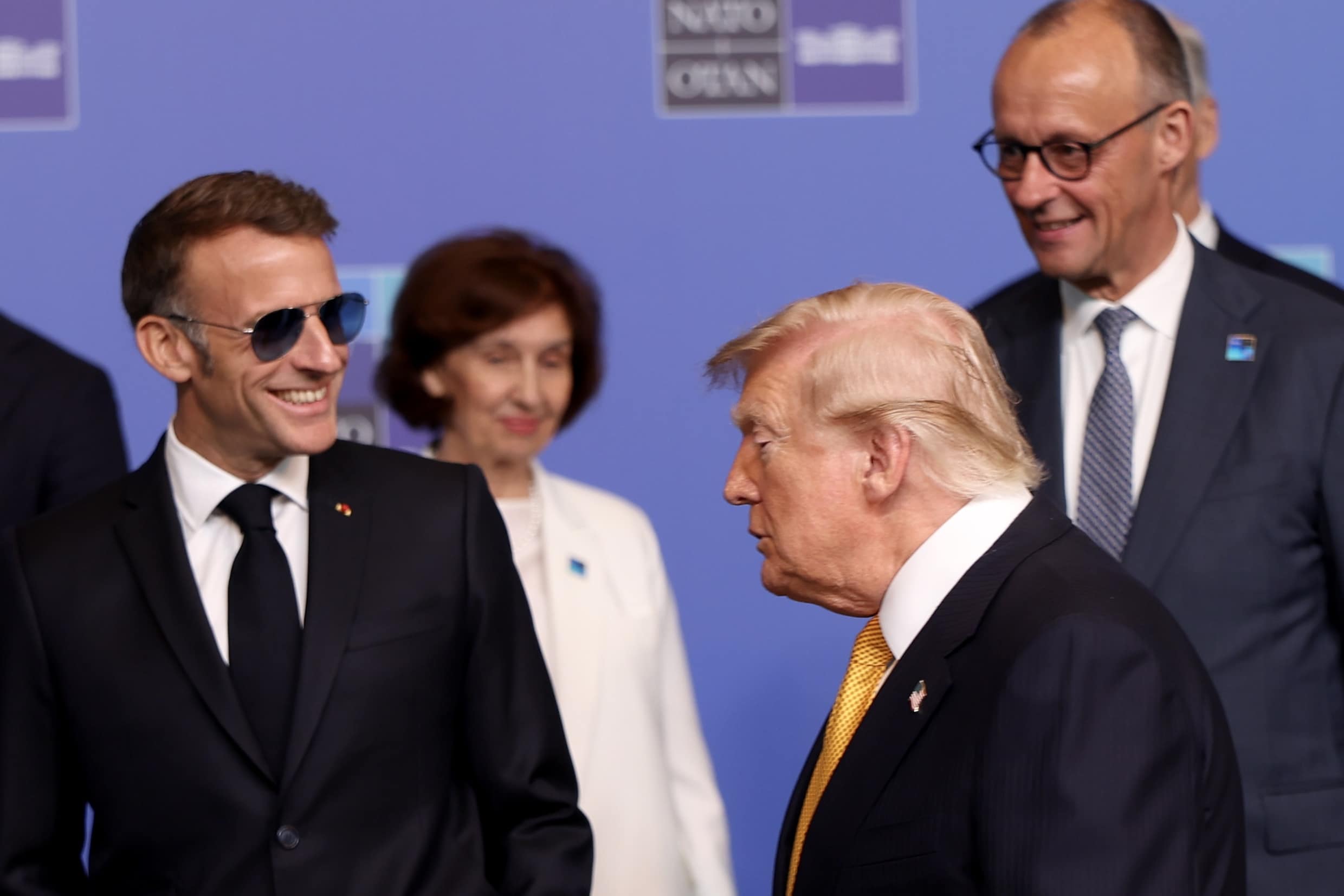 De Franse president Emmanuel Macron en zijn Amerikaanse ambtgenoot Donald Trump tijdens de Navo-top in Ankara. 