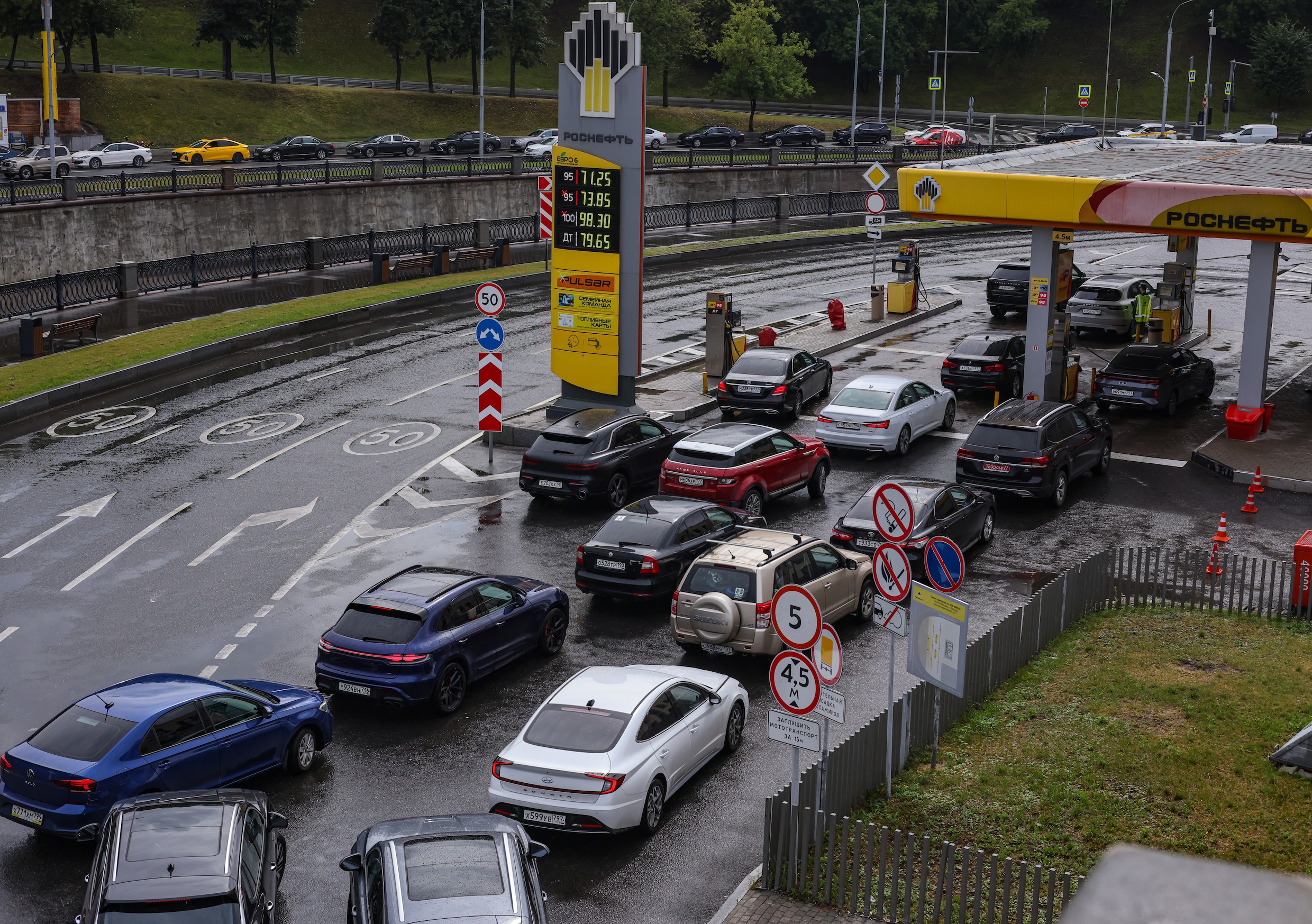 Auto’s staan in de rij bij een tankstation in Moskou.