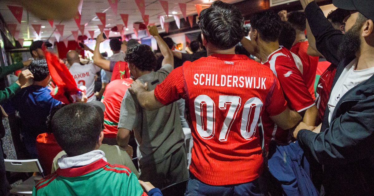 Meekijken naar het Marokkaanse elftal in de Schilderswijk: ‘Als we winnen, hoop ik dat we wereldwijd