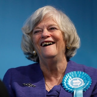 Met haar scherpe tong verdedigde Ann Widdecombe (78) hard rechts beleid, toch liepen veel Britten met haar weg