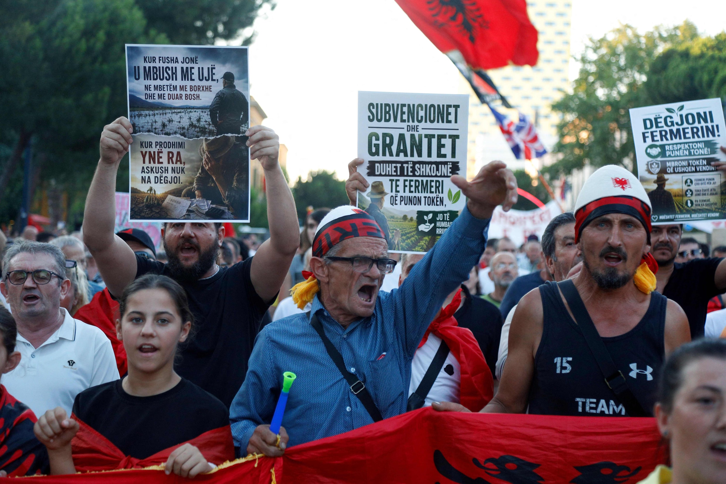 Demonstranten betogen in de Albanese hoofdstad Tirana tegen de hotelplannen van Donald Trumps schoonzoon Jared Kushner en tegen een optreden van de Amerikaanse rapper Ye.