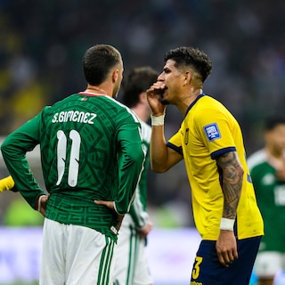 Van het praten achter de mond tot het rood voor Balogun: arbitrage bij WK doet veel stof opwaaien