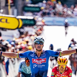 Na een moeizame eerste Tourweek slaat Van der Poel toe in loodzware etappe