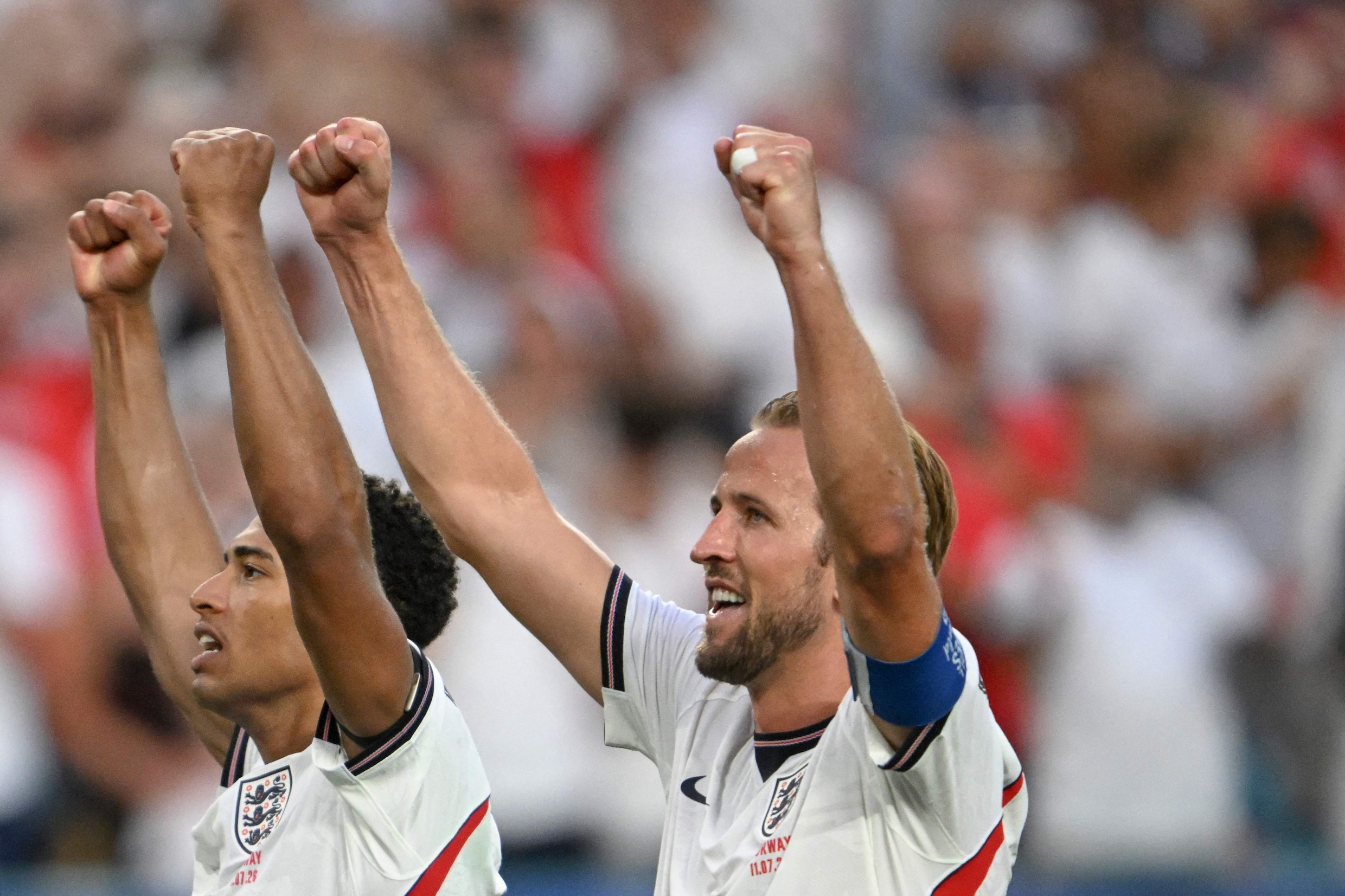 England's midfielder #10 Jude Bellingham (L) and England's forward #09 Harry Jude Bellingham en Harry Kane na de kwartfinale tegen Noorwegen.