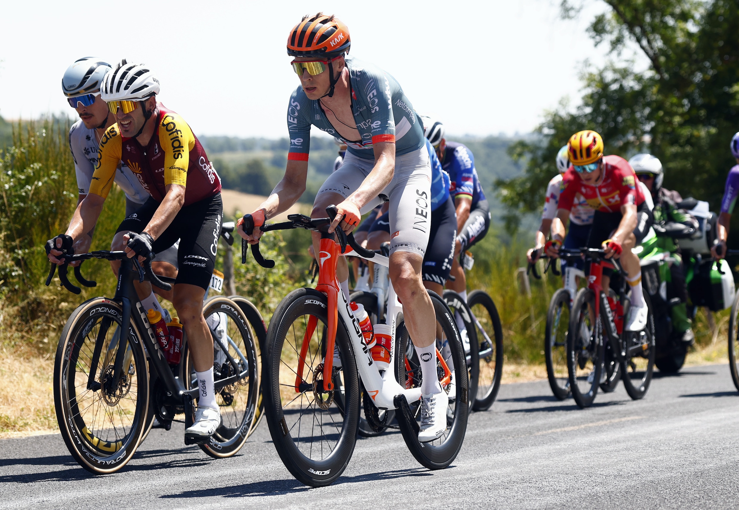 Thymen Arensman in actie tijdens een eerdere etappe van deze Tour de France.