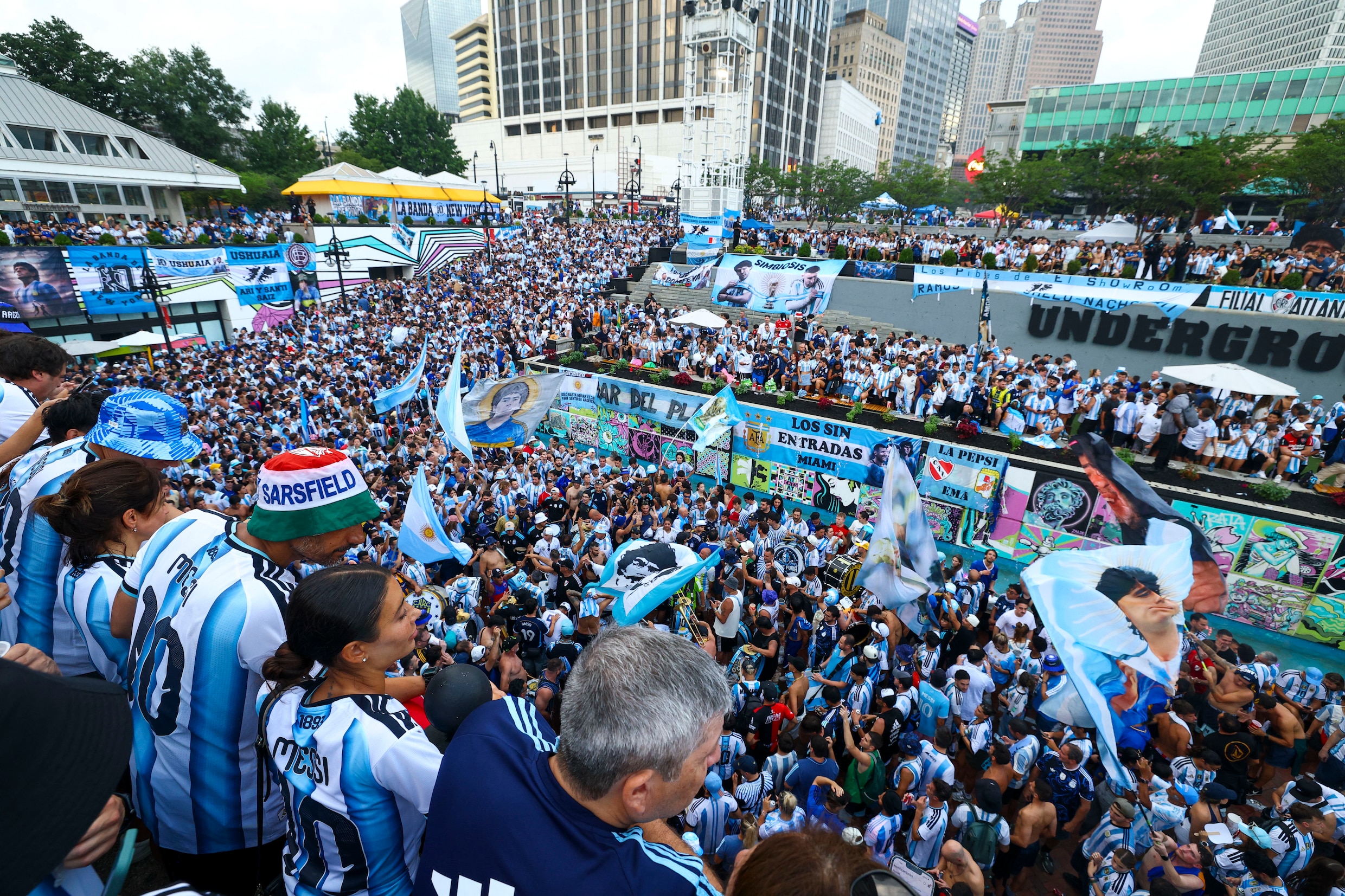 Fans van Argentinië verzamelen zich in Atlanta, waar de Argentijnen vanavond in de halve finale tegenover WK-rivaal Engeland staan.