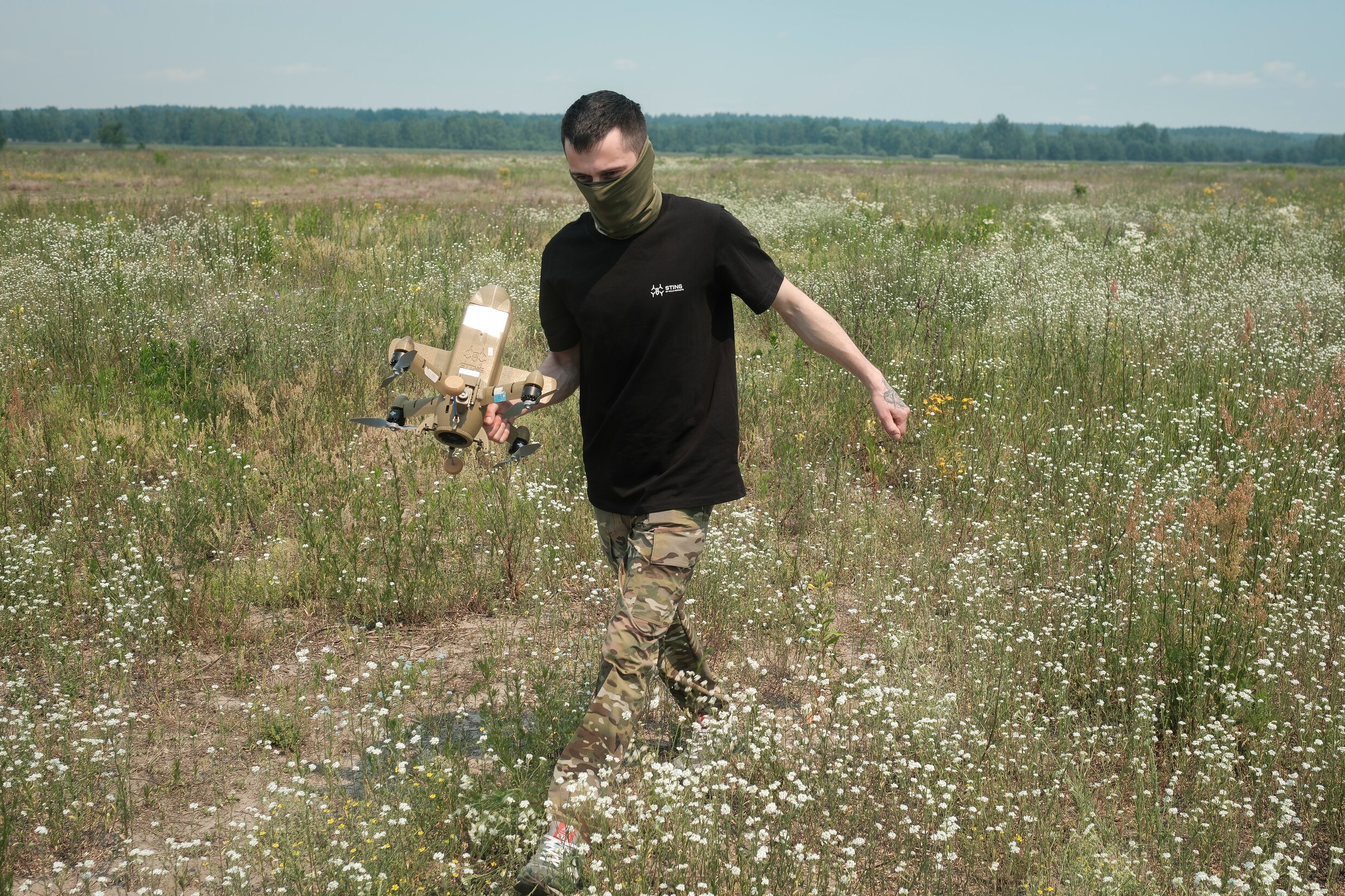 Een Oekraïense dronepiloot met een onderscheppingsdrone, bedoeld om Russische aanvalsdrones te onderscheppen.
