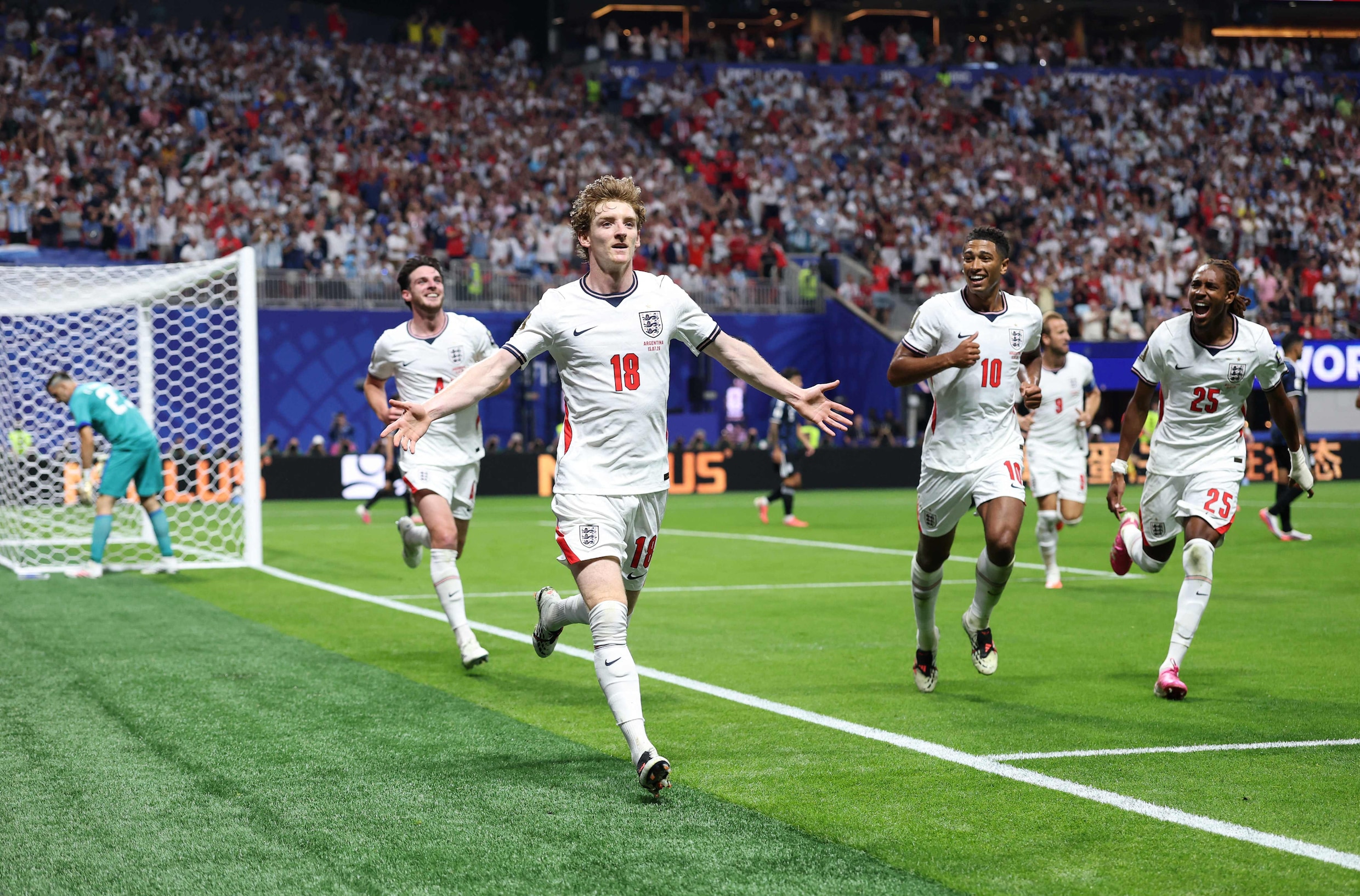 Anthony Gordon viert de 1-0 tegen Argentinië.