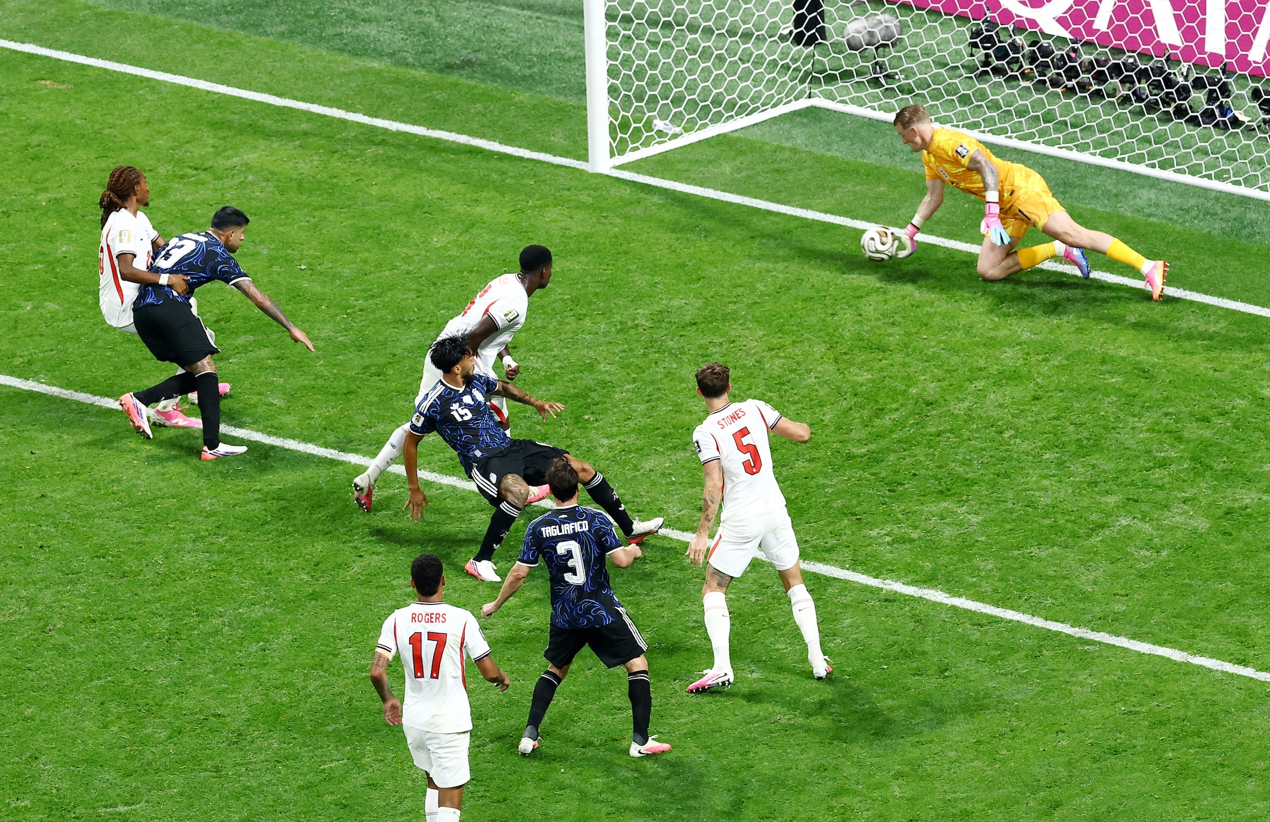 De redding van Jordan Pickford op de kopbal van Nicolás González.